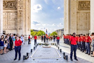 arc de triomphe smlh collégiens tombe soldat inconnu - Agrandir l'image 1 sur 12, fenêtre modale