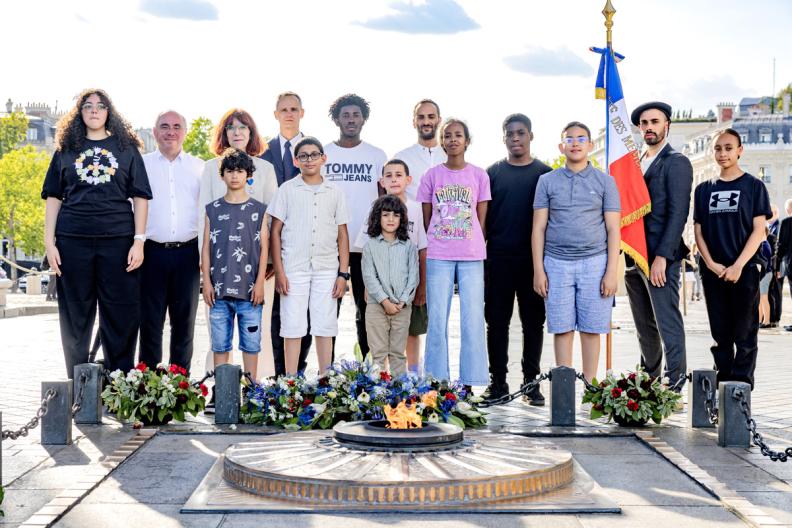 arc de triomphe smlh collégiens tombe soldat inconnu - Agrandir l'image, fenêtre modale