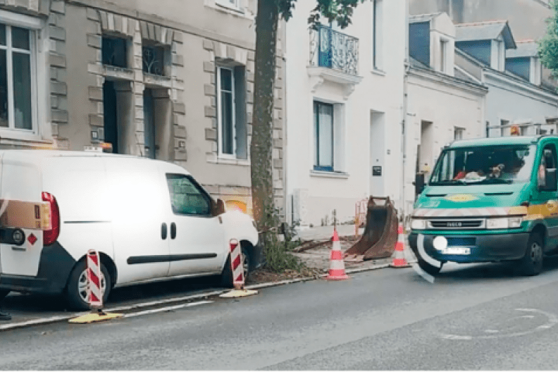 un véhicule passe aux abords d'une zone de chantier - Agrandir l'image, fenêtre modale